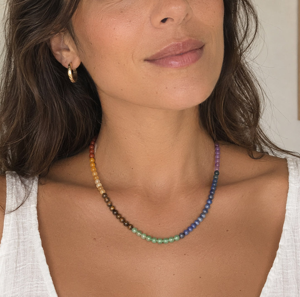 modelo con Gargantilla 7 chakras