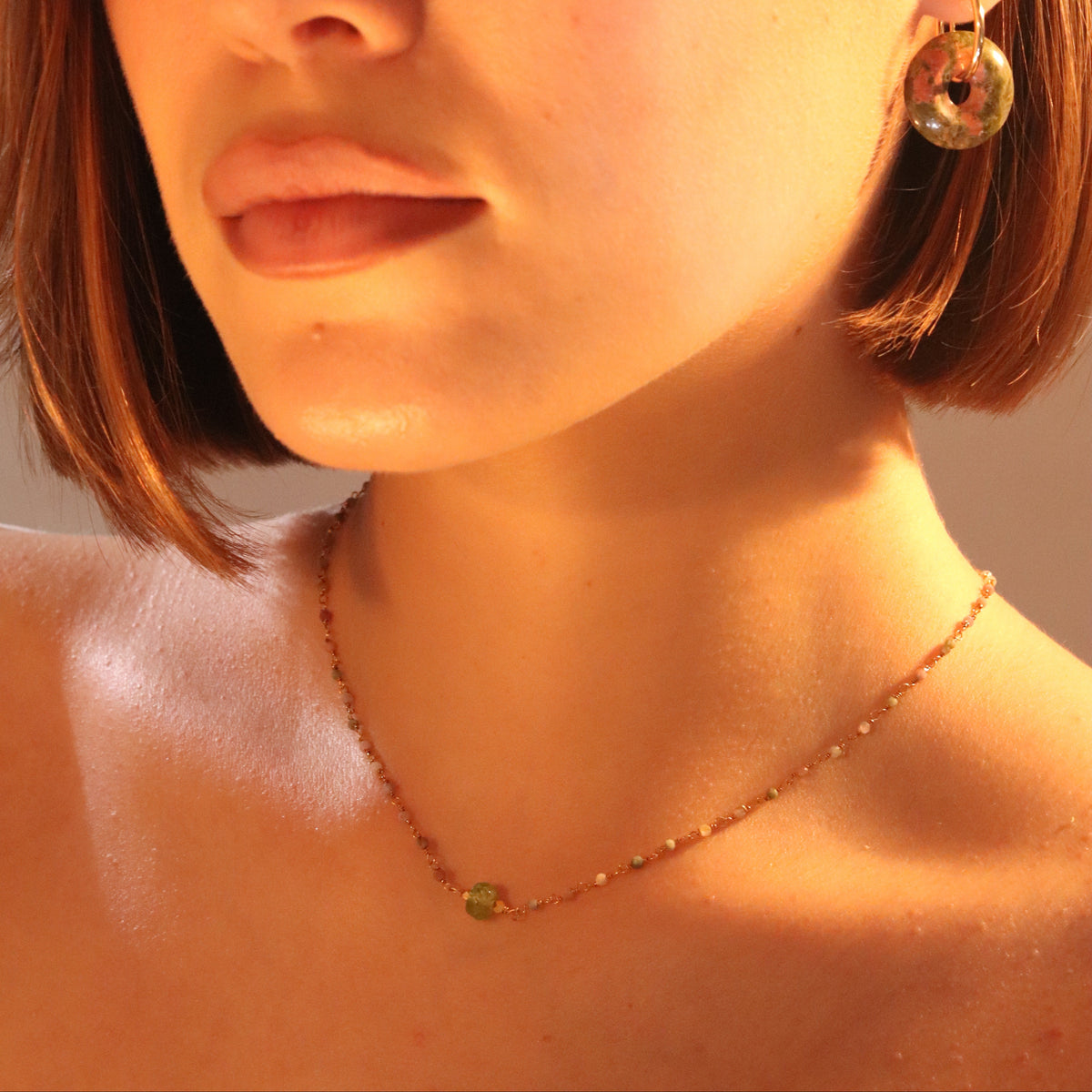 modelo con collar de bolitas en cuarzo