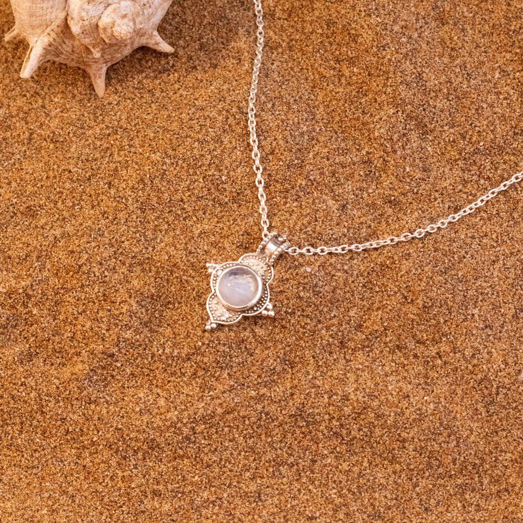 colgante kala piedra lunar sobre arena