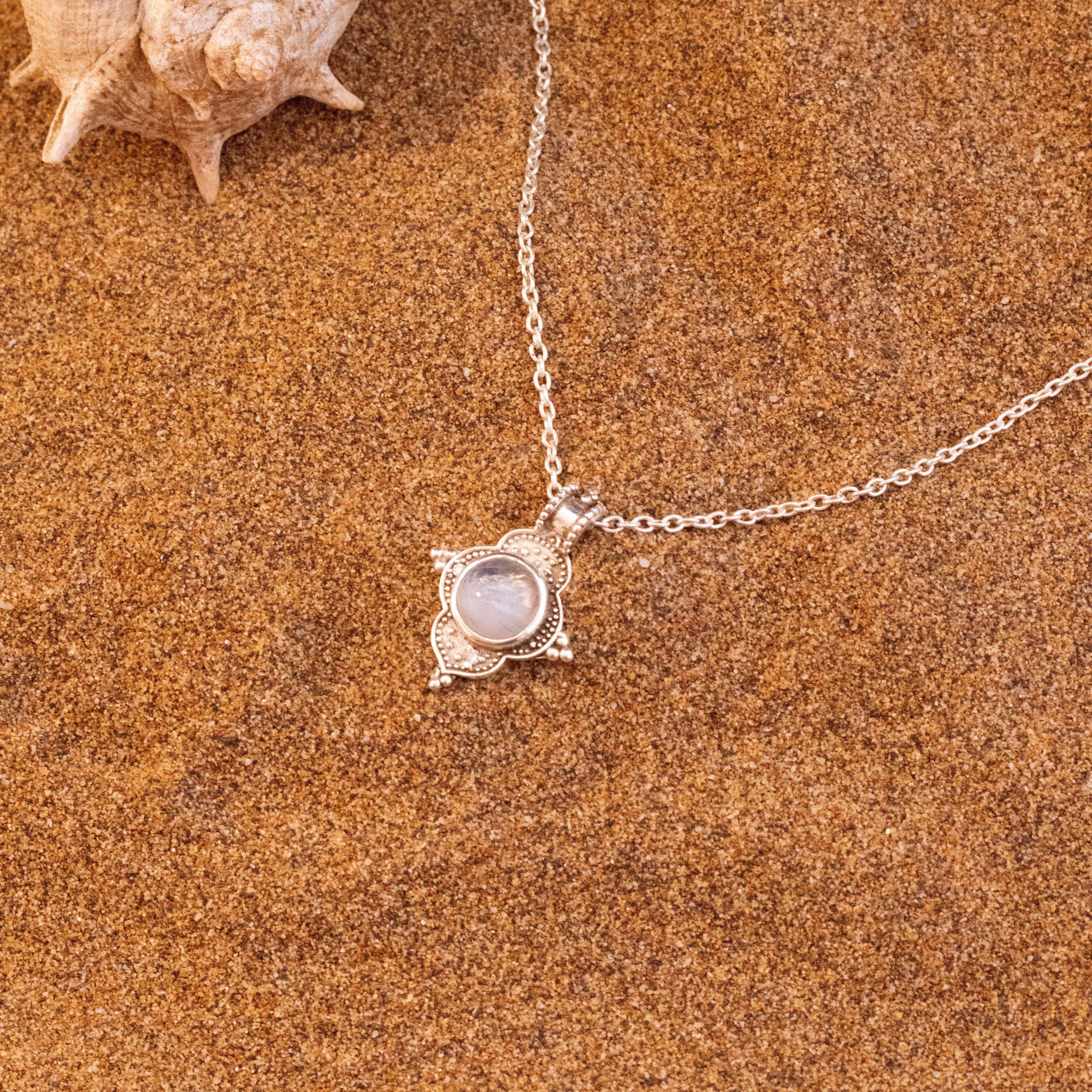 colgante kala piedra lunar sobre arena