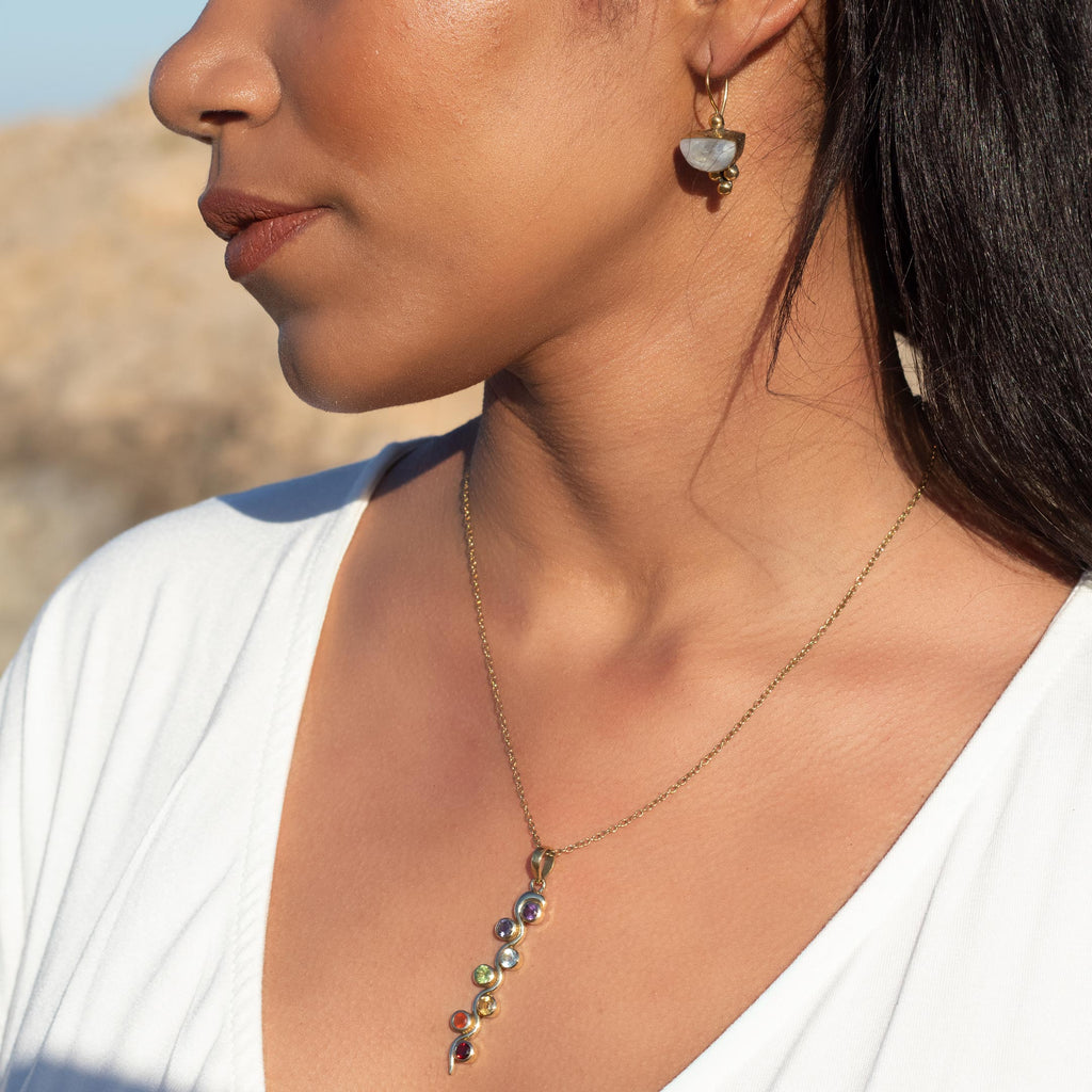 modelo con Collar Kundalini y pendientes afrodita piedra lunar