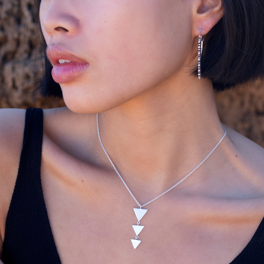 modelo con collar plata Nai