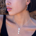 modelo con collar plata Nai