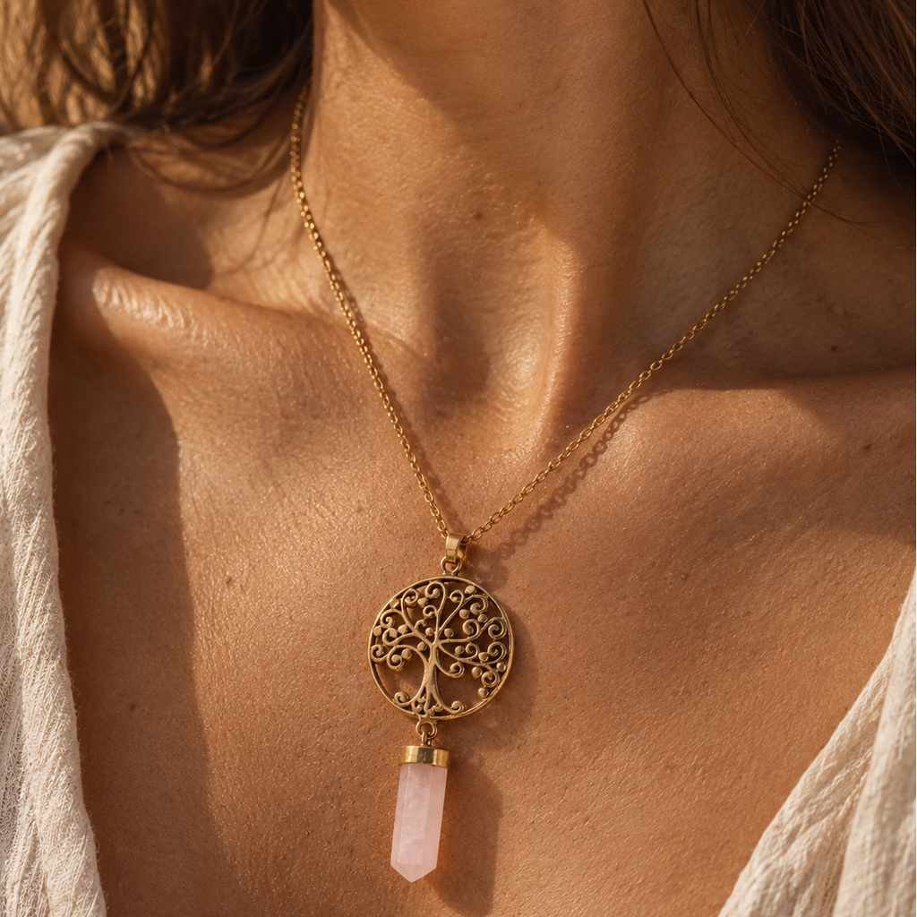modelo con collar árbol de la vida dorado y cuarzo rosa