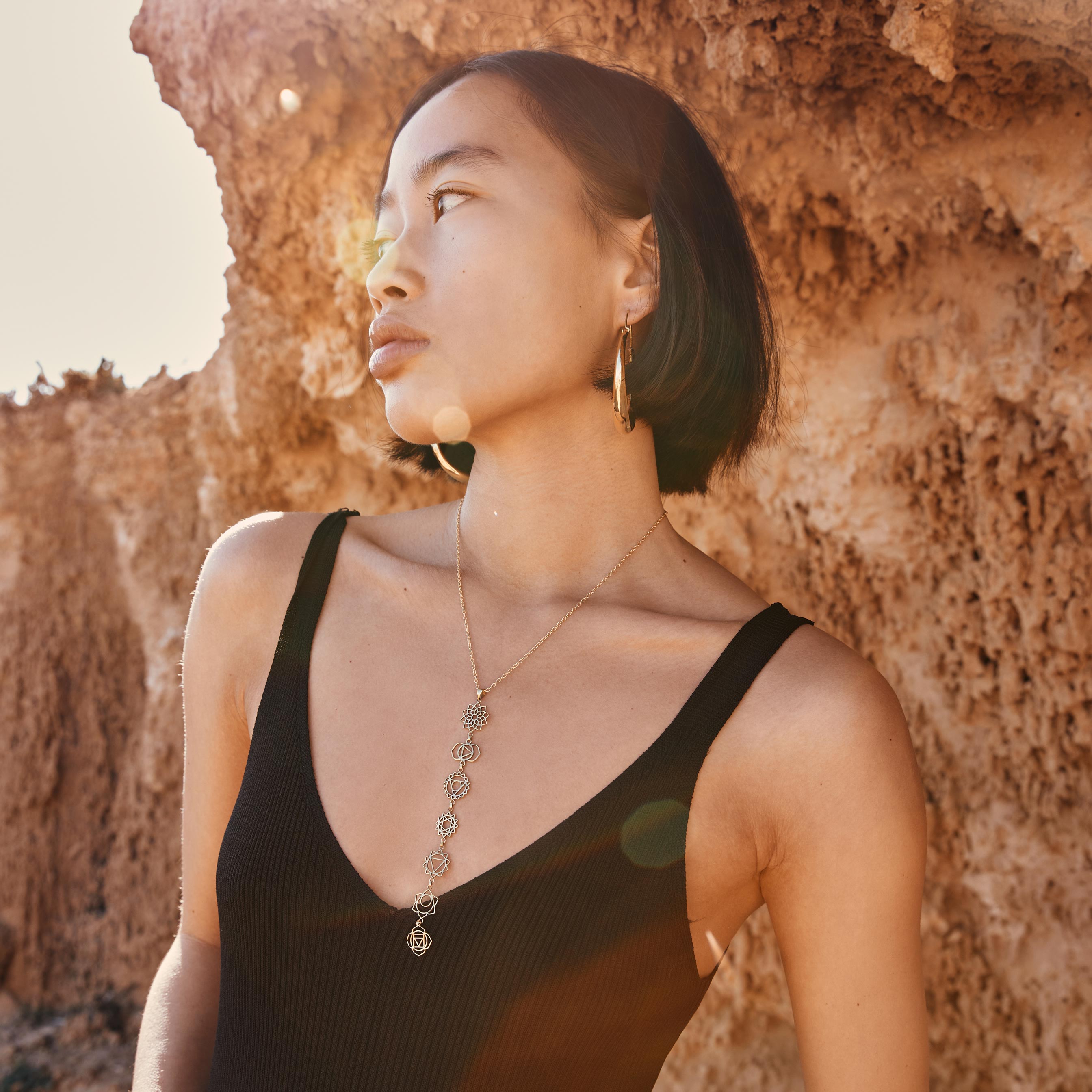 modelo con collar siete chakras dorado y pendientes Lia L