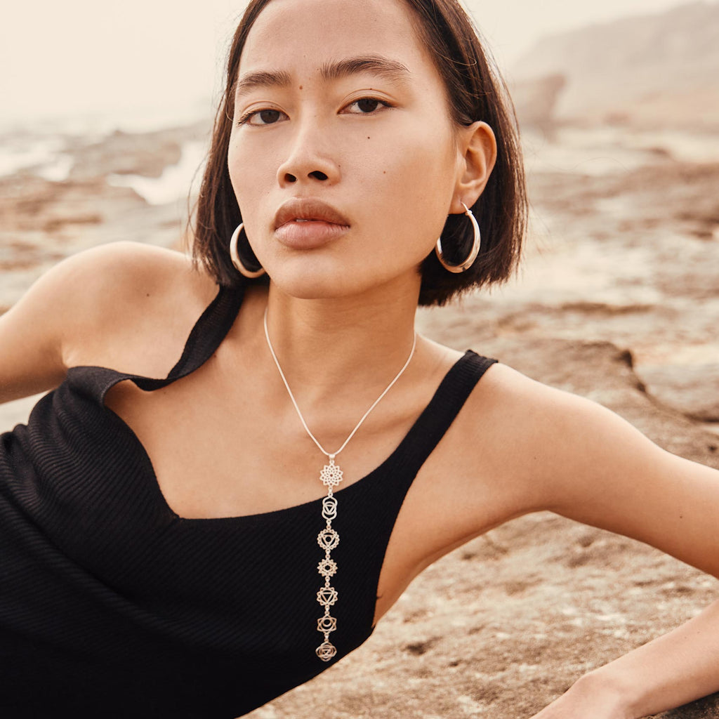 modelo con collar siete chakras plata y pendientes Lia