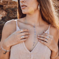 modelo con colgante chakras moonstone y pendientes  aro Lia