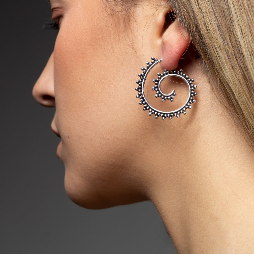 modelo con pendientes espiral plata