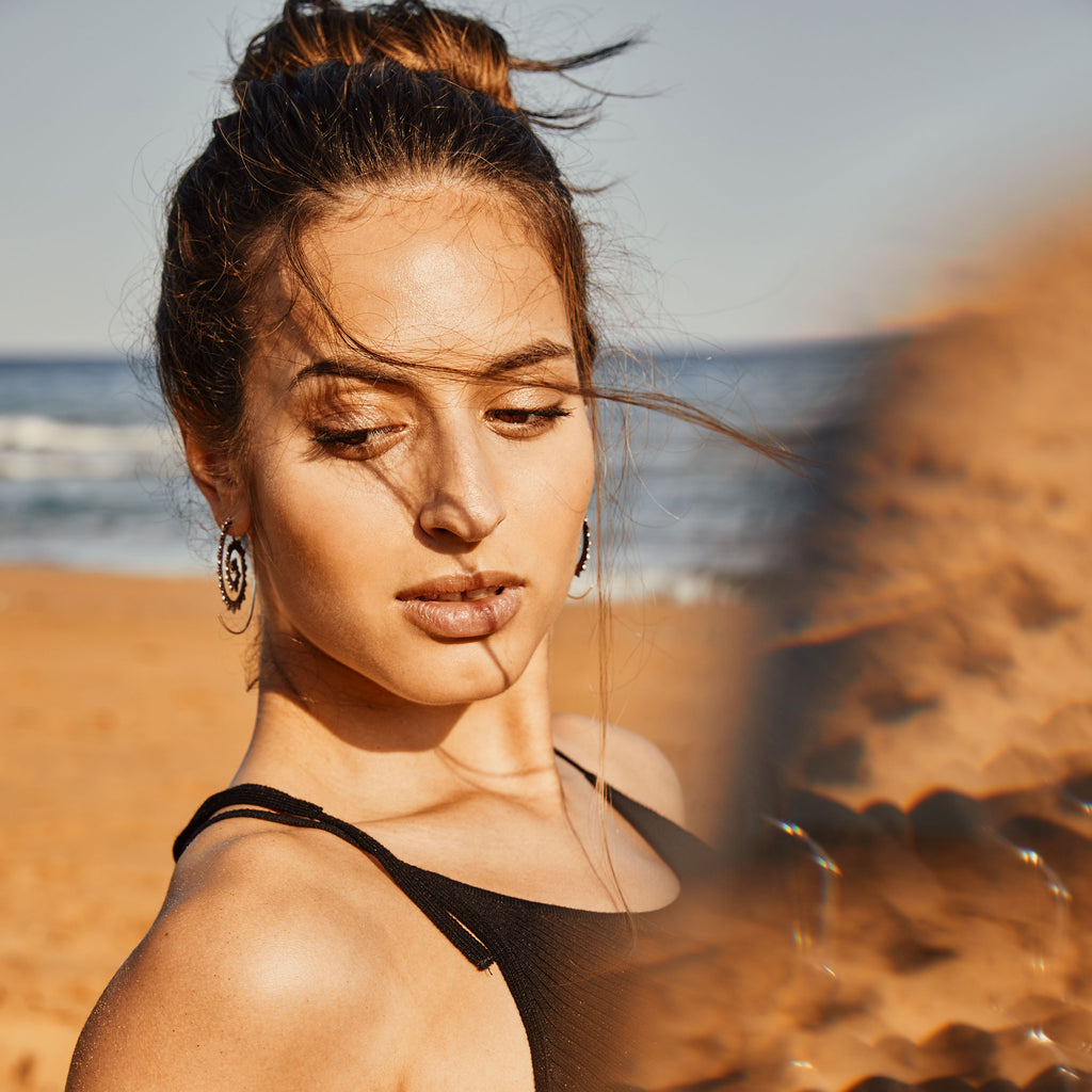 modelo con Lotus espiral plata