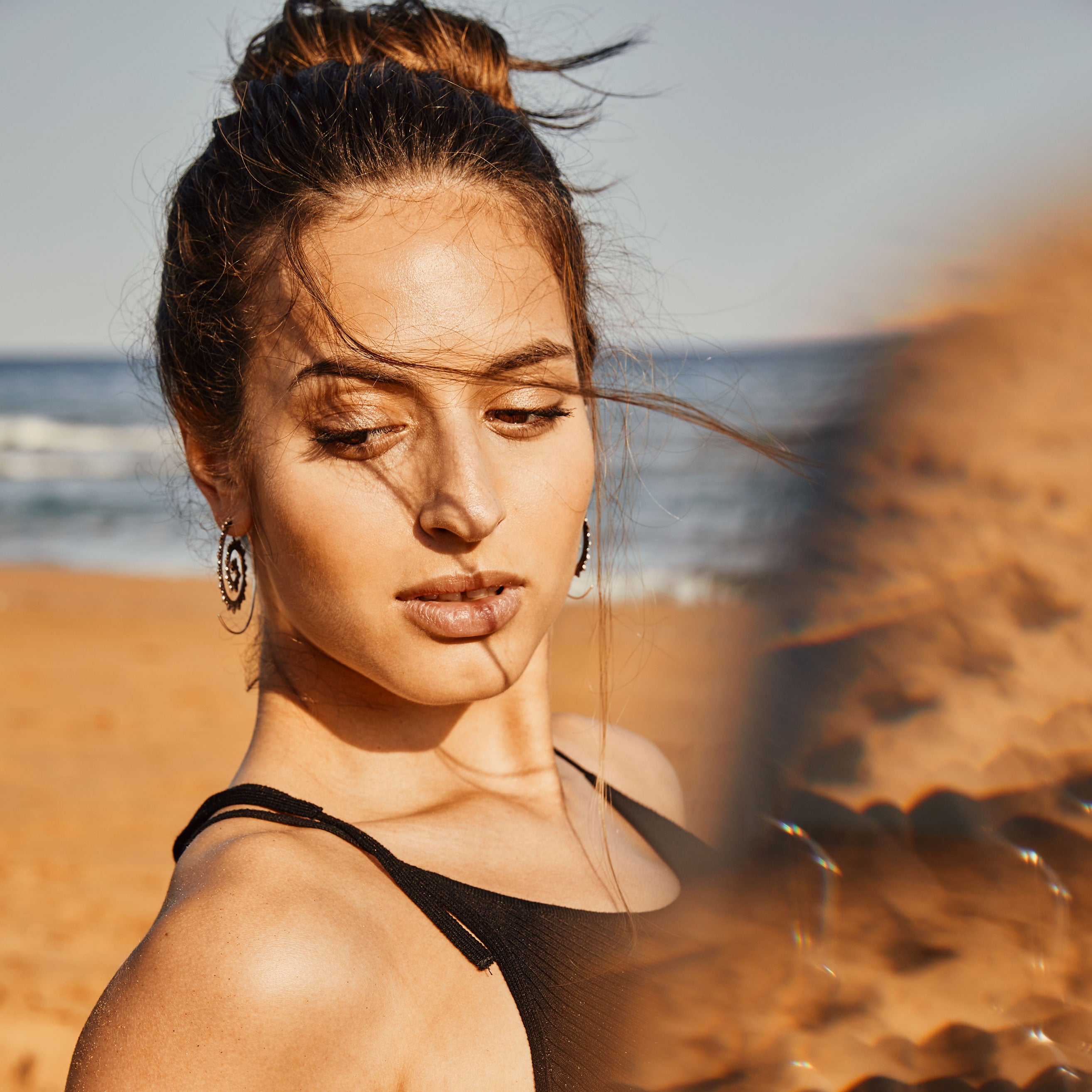 modelo con Lotus espiral plata