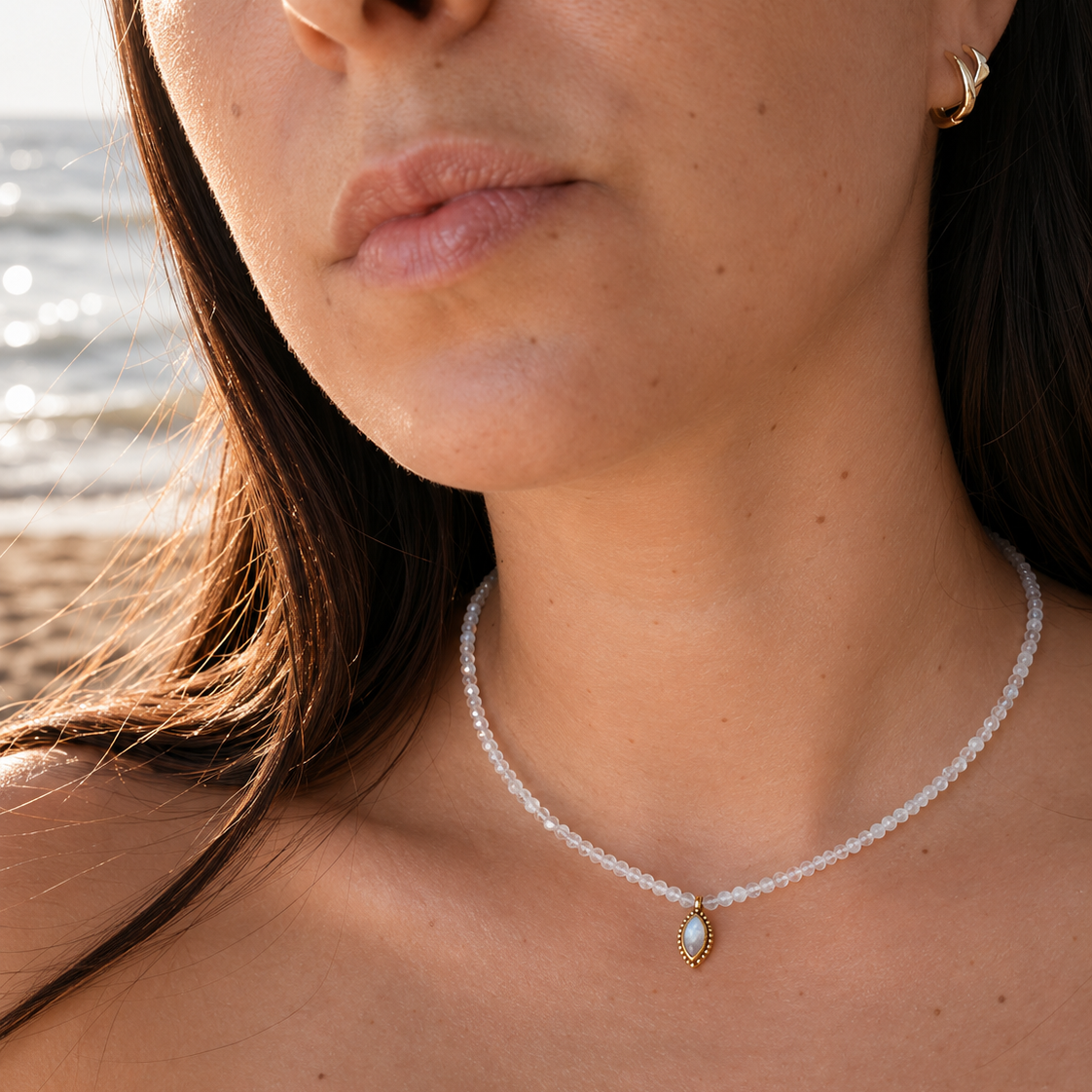 modelo con gargantilla piedra_lunar y laton