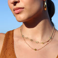 modelo con gargantilla piedras cuarzo y choker chakras