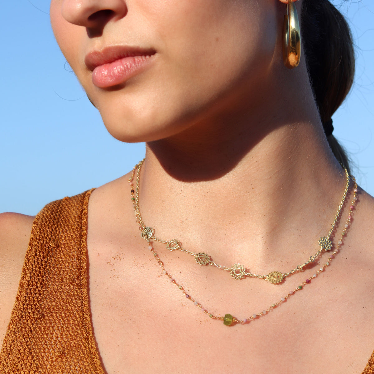 modelo con gargantilla piedras cuarzo y choker chakras