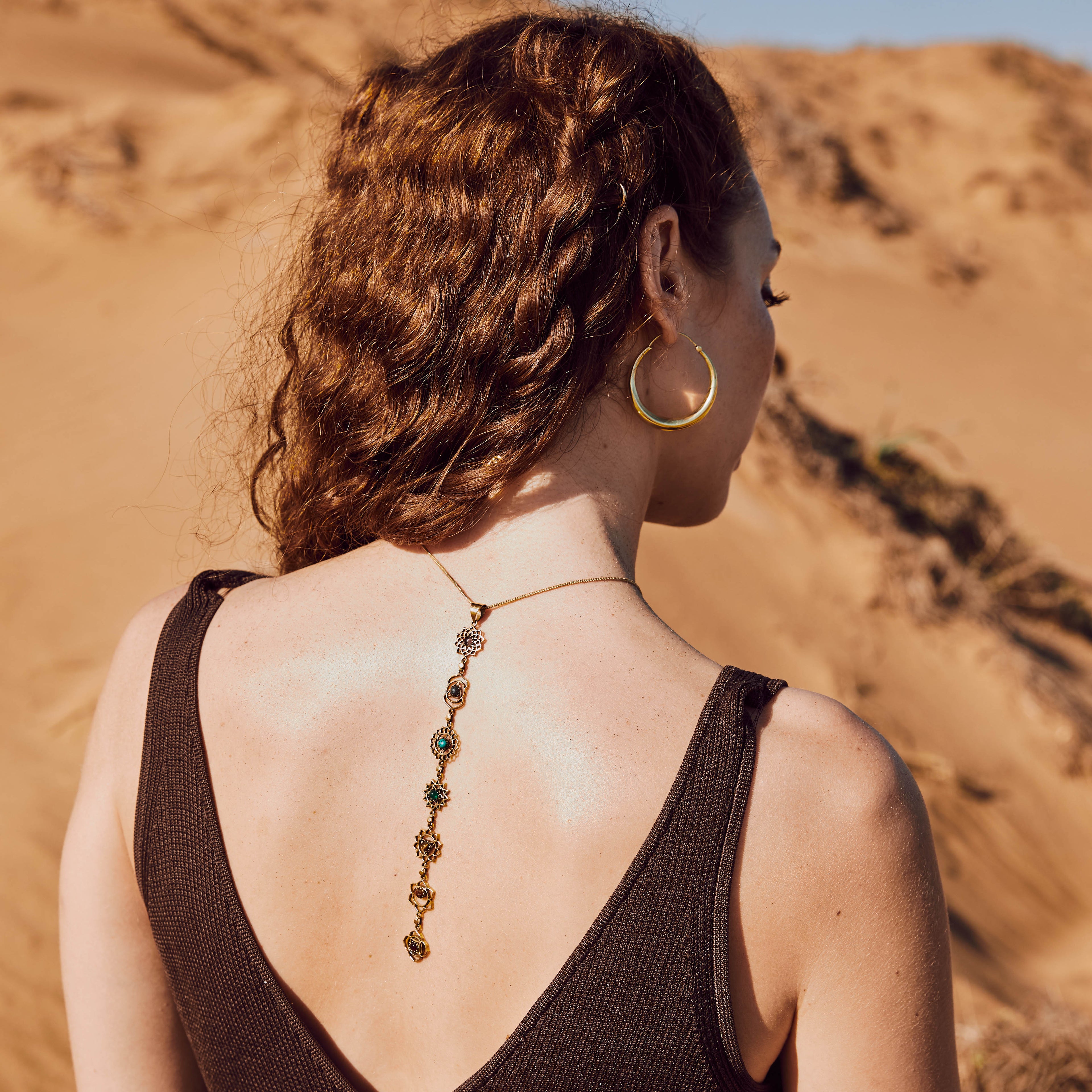 modelo con colgante 7 chakras piedras naturales en dorado y pendientes Lia