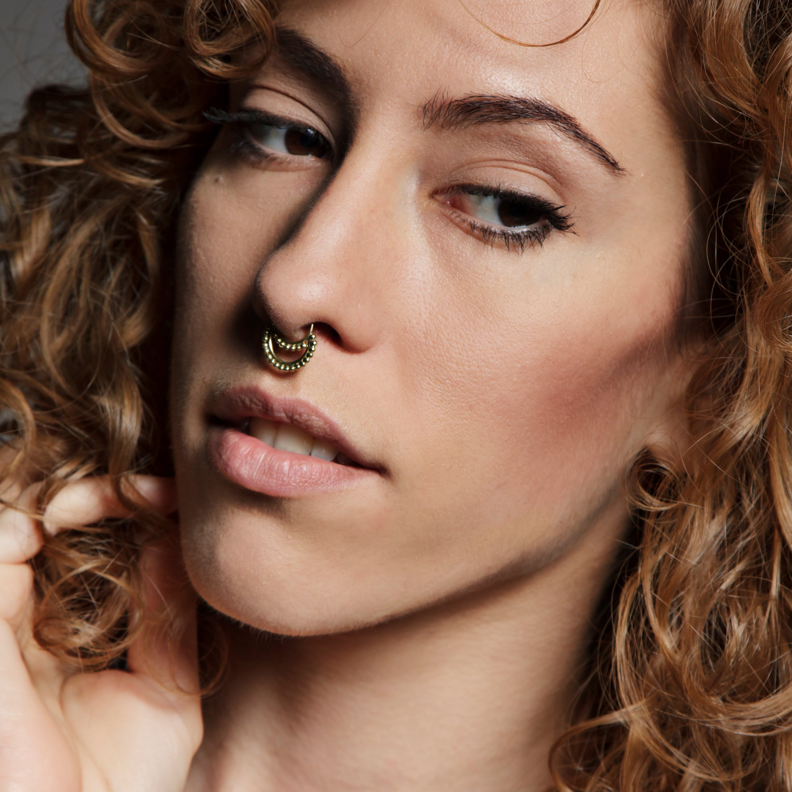 modelo con indra septum dorado