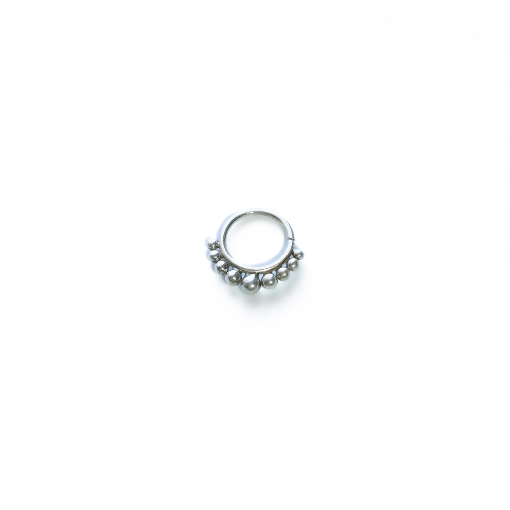 iris septum piercing plata fondo blanco