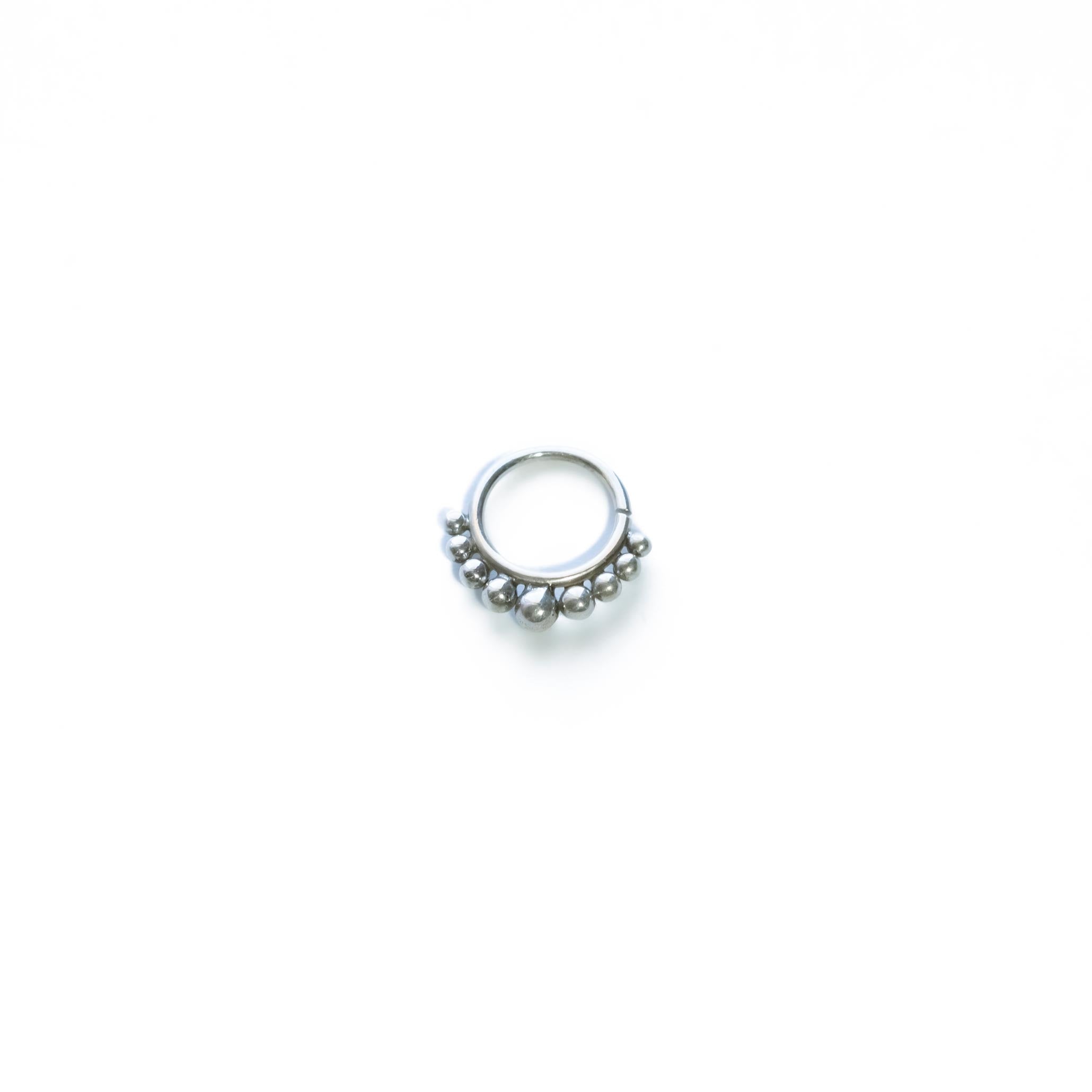iris septum piercing plata fondo blanco