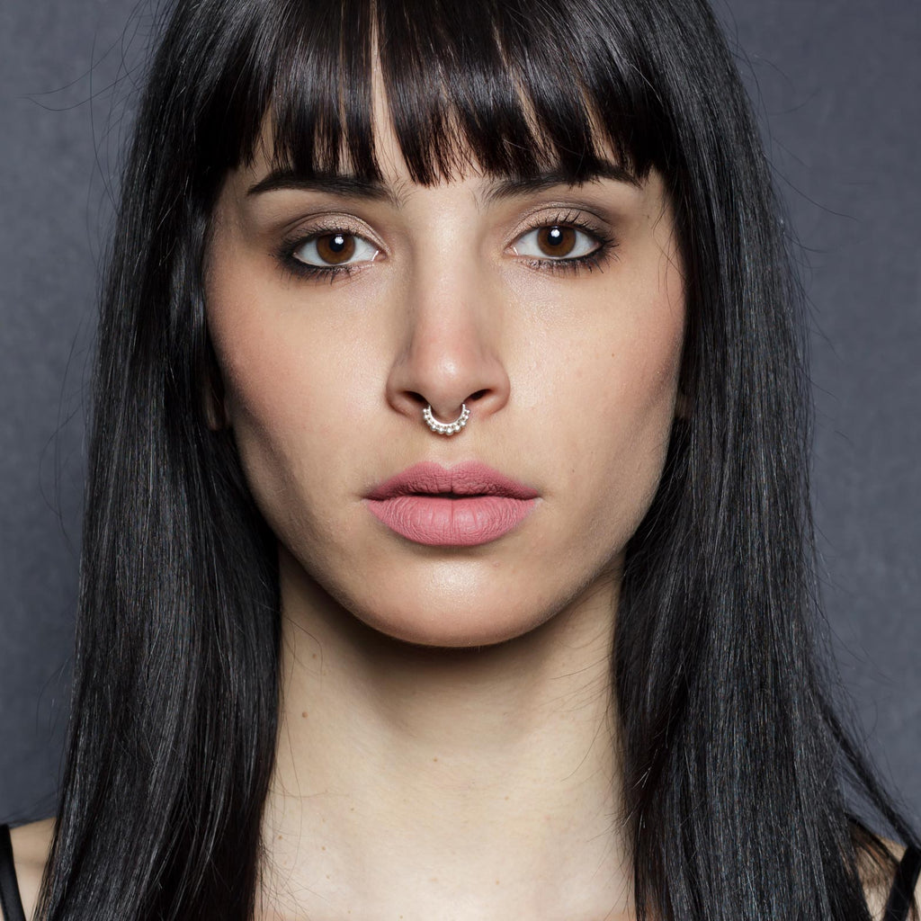modelo con iris septum piercing plata