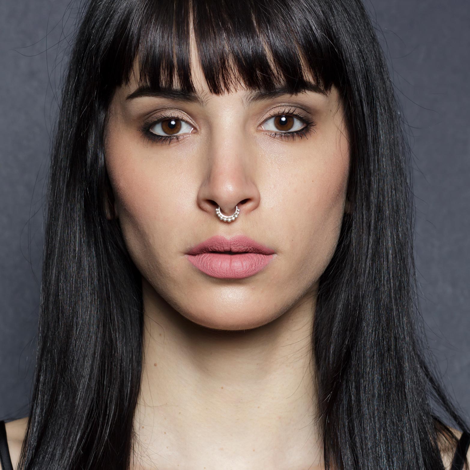 modelo con iris septum piercing plata