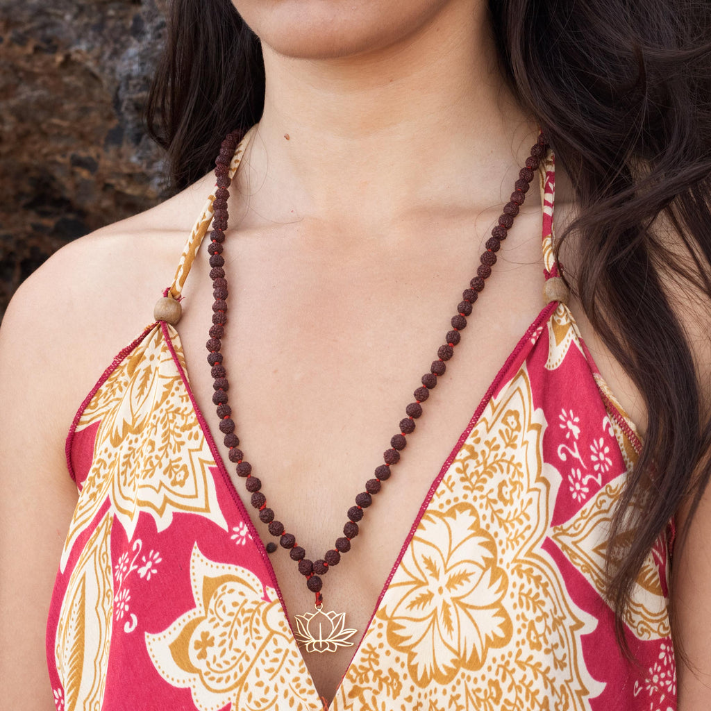 modelo con japa mala rudrashka