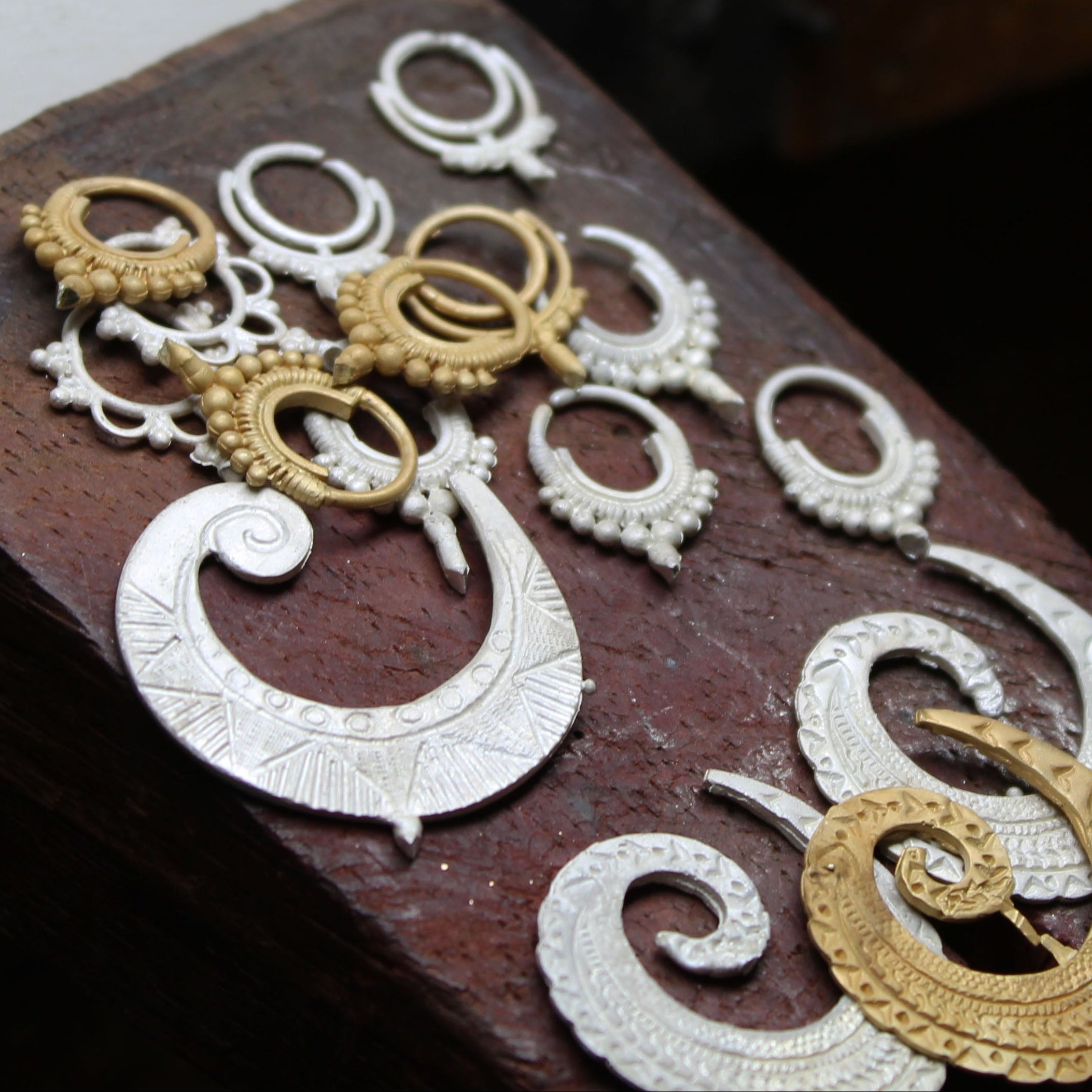 joyas hechas a mano en el taller antes del pulido