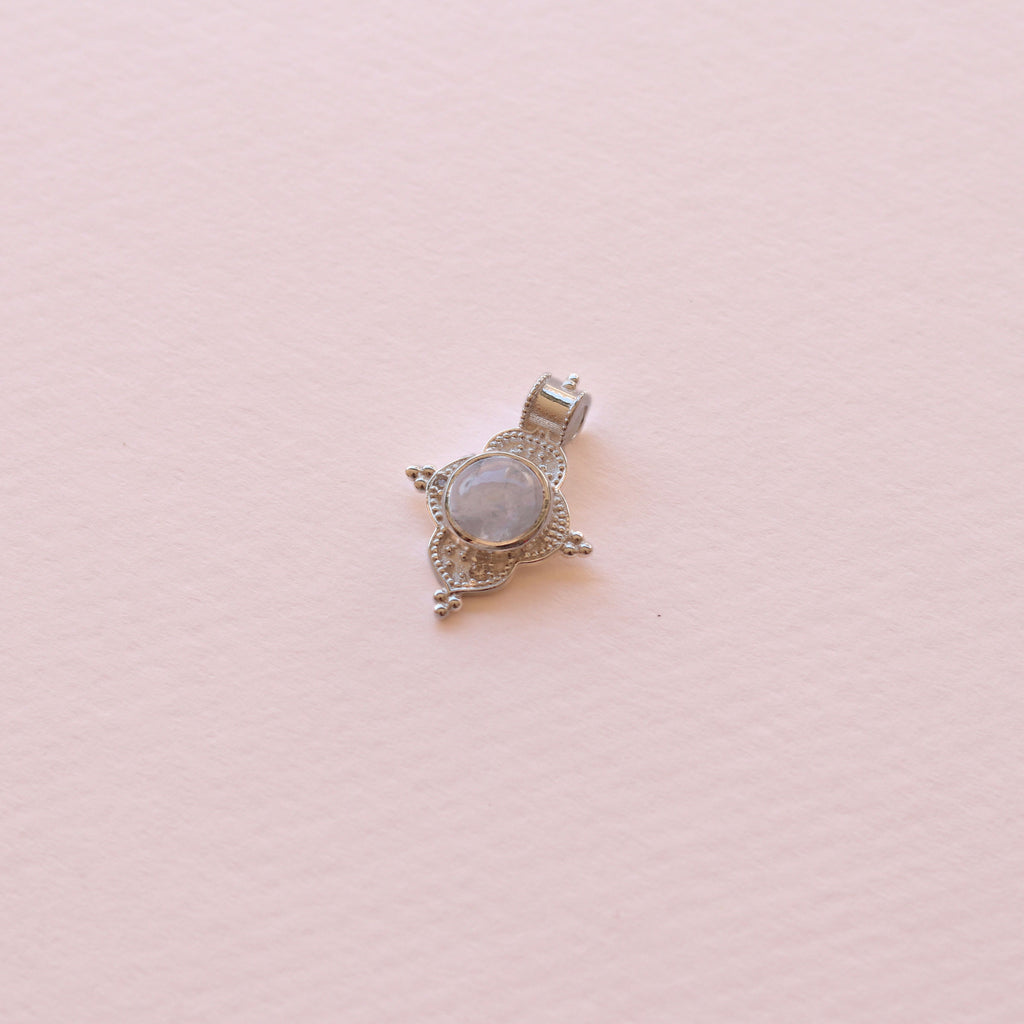 Collar kala plata y piedra lunar en fondo blanco