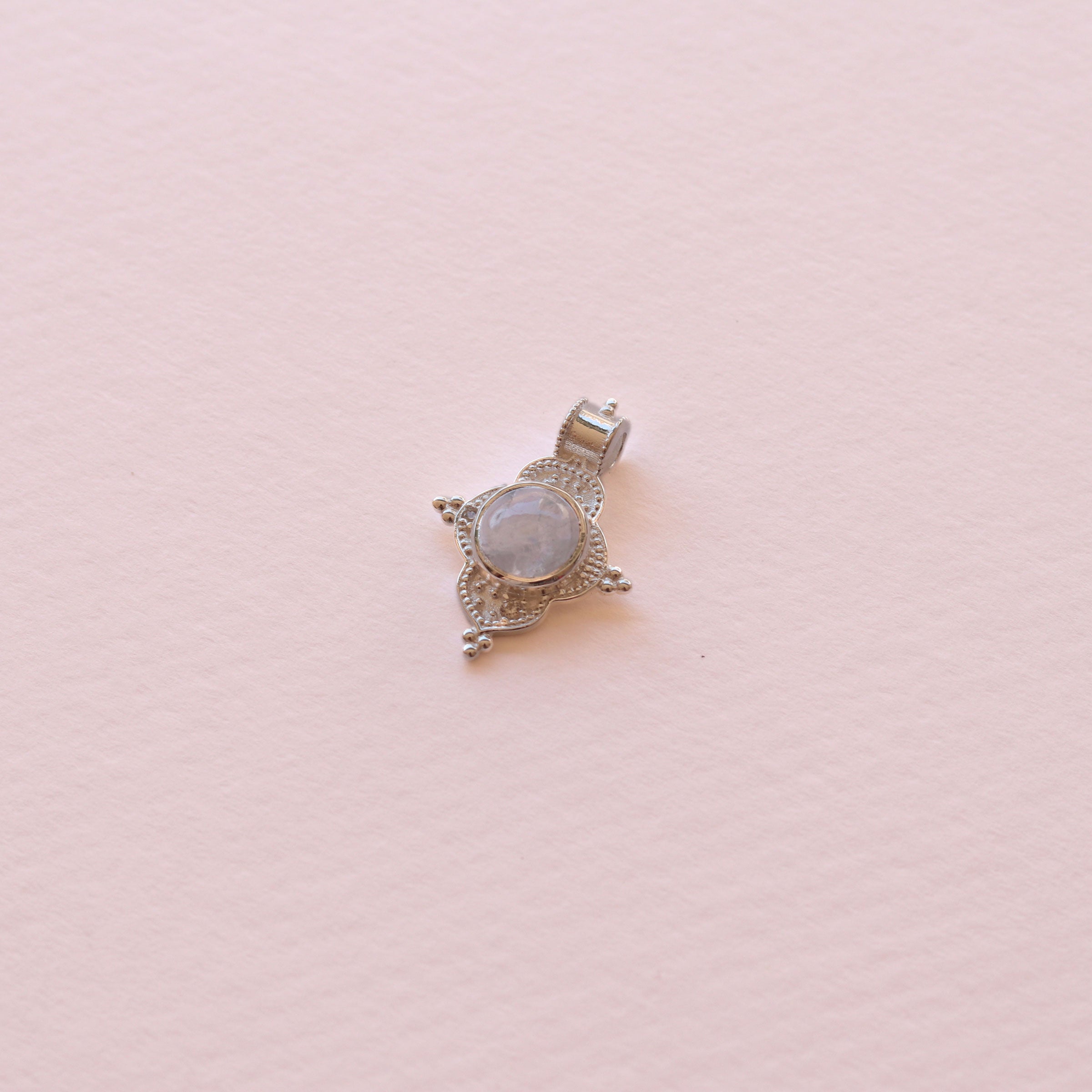 Collar kala plata y piedra lunar en fondo blanco