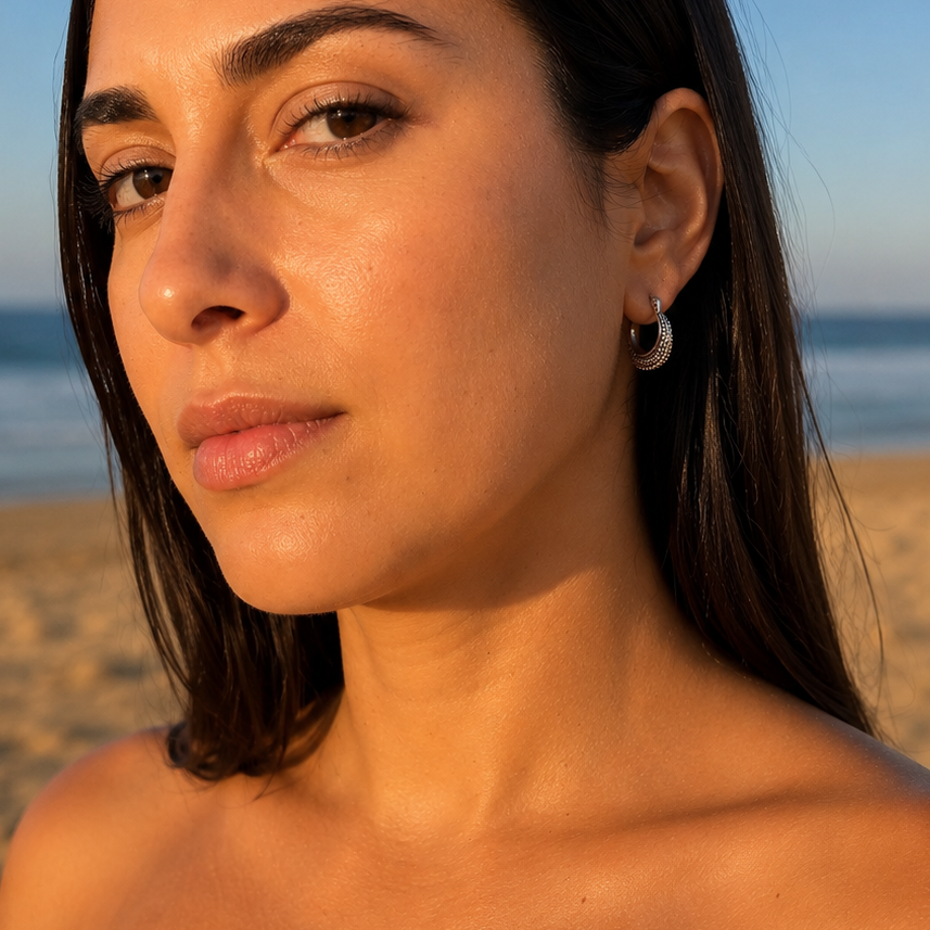 modelo con pendientes de aro kore plata