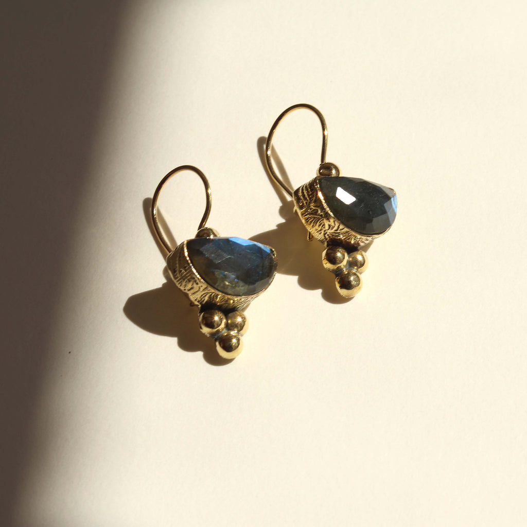 pendientes afrodita labradorita fondo blanco