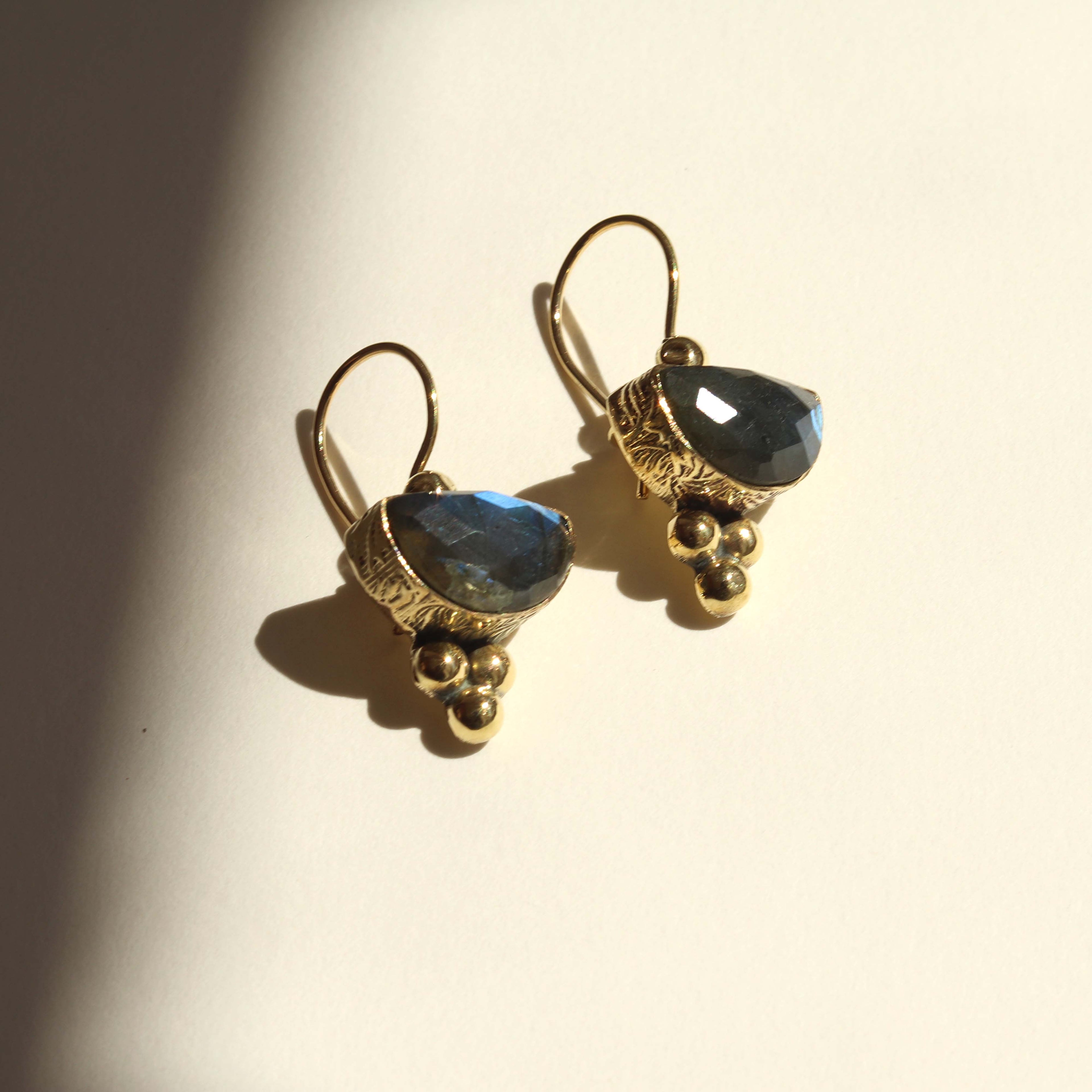 pendientes afrodita labradorita fondo blanco