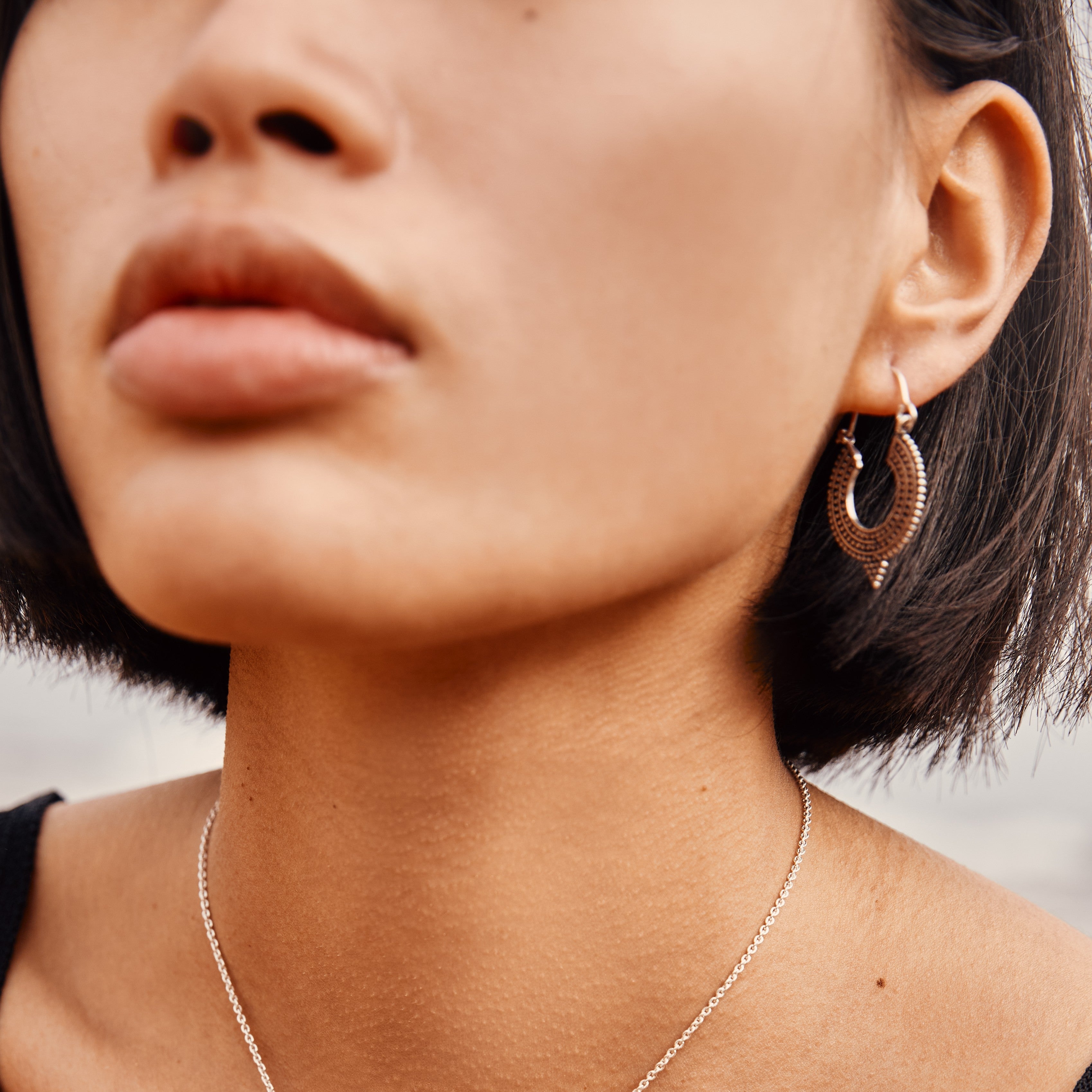 modelo con pendientes de aro 