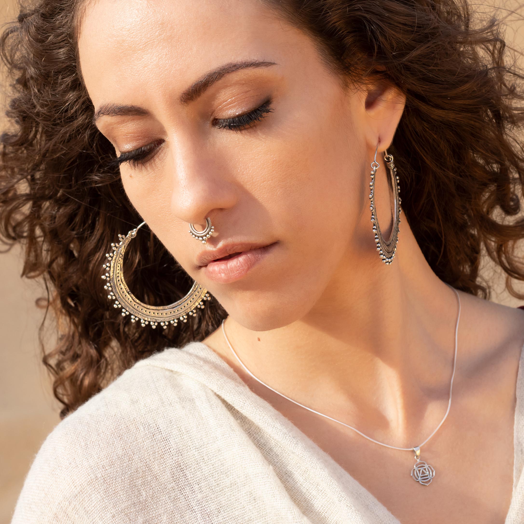 modelo con pendientes afghan y septum maya