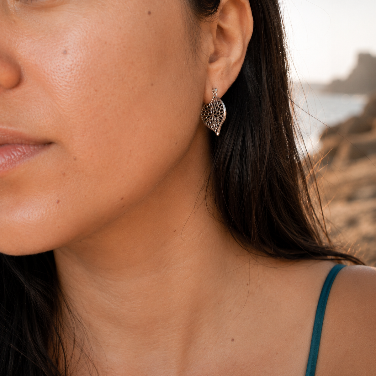 modelo con pendientes aro leaf