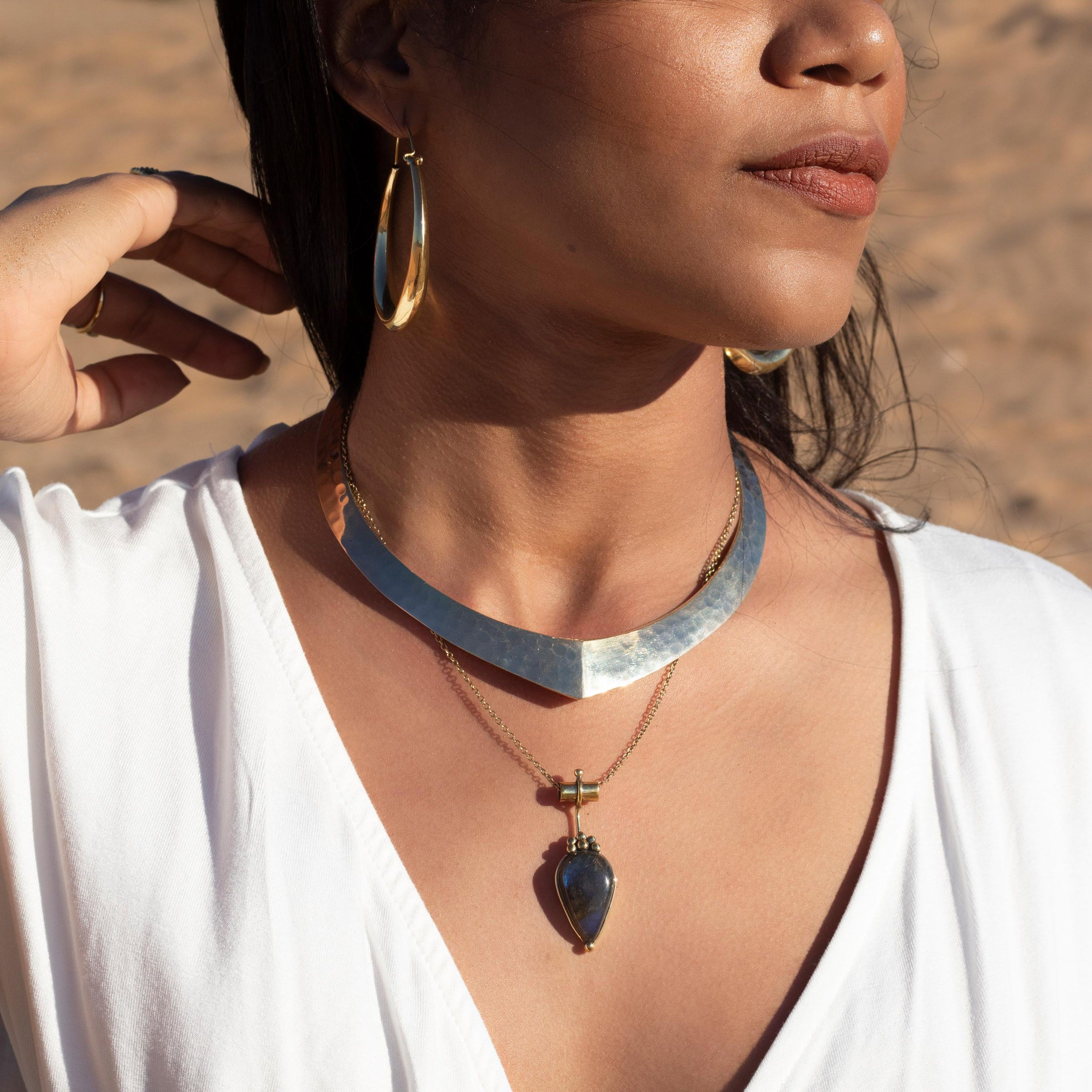 modelo con choker sita y lia