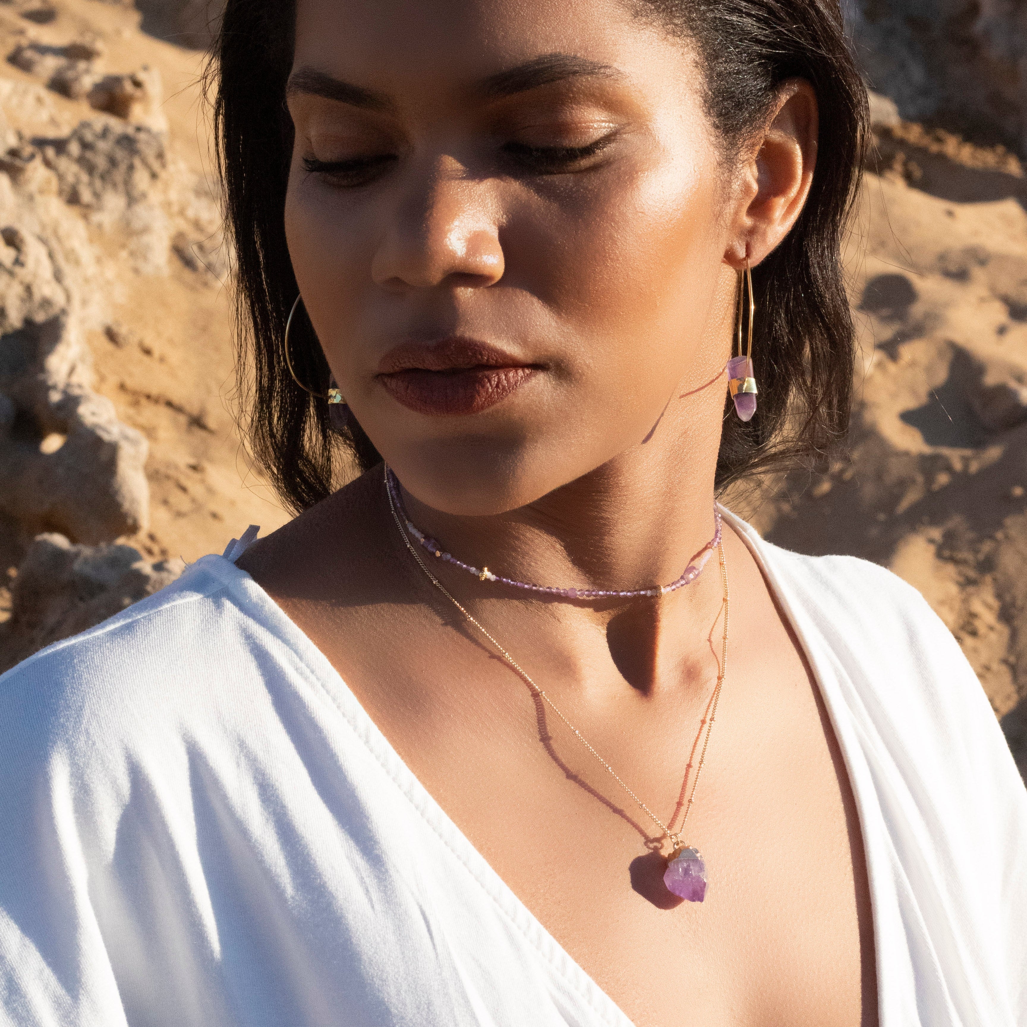 modelo con pendientes y joyas amatista
