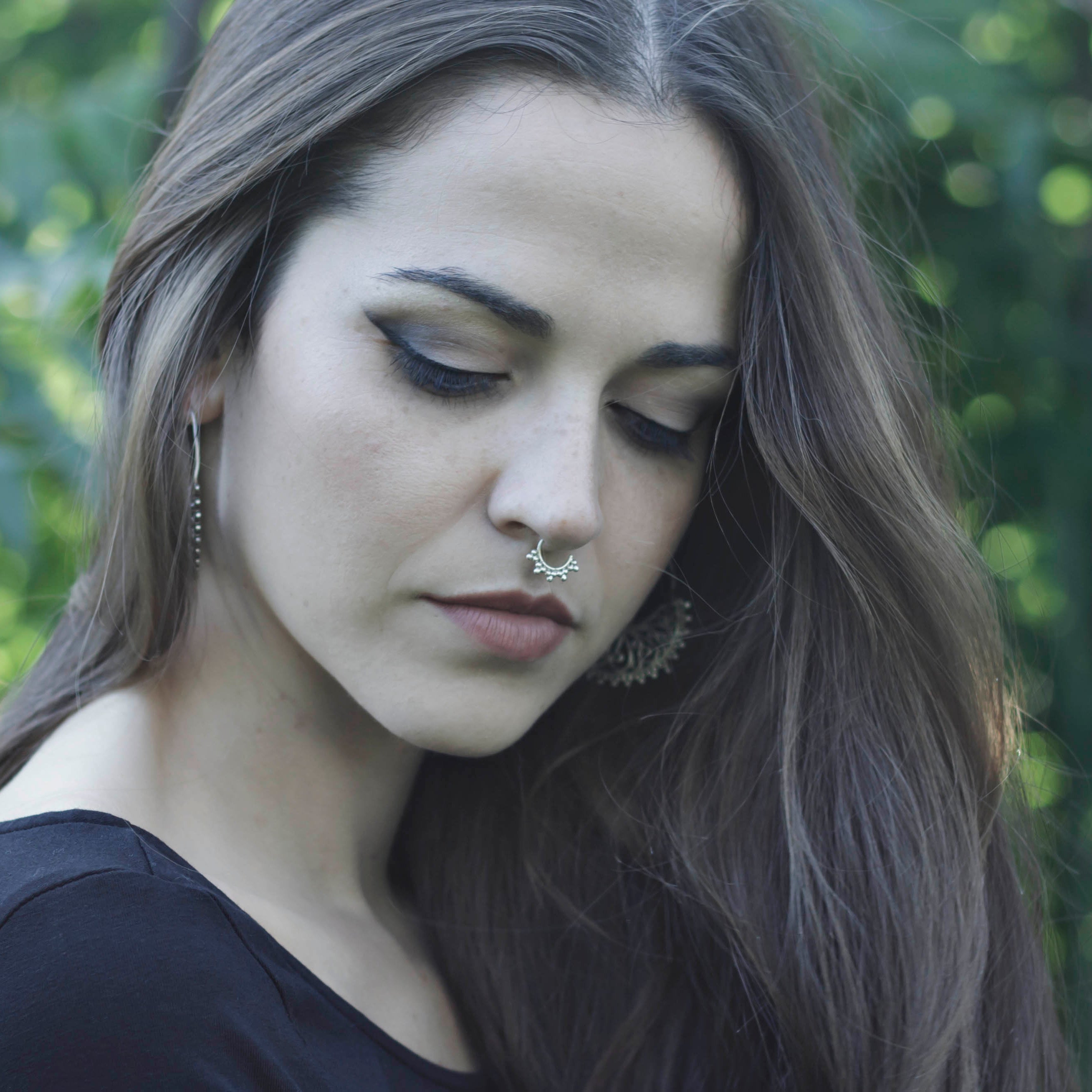 modelo con Nakarali septum piercing plata