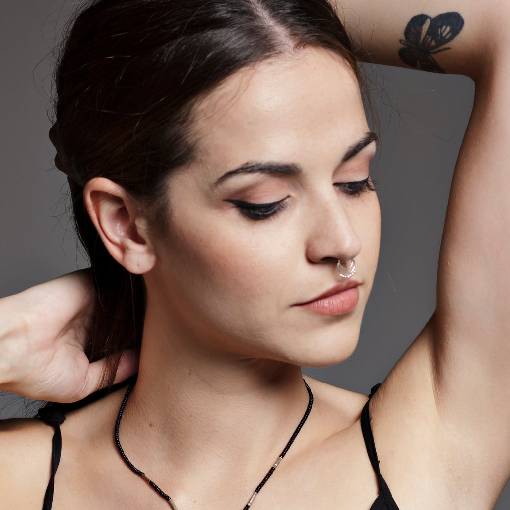 modelo con septum piercing moon plata