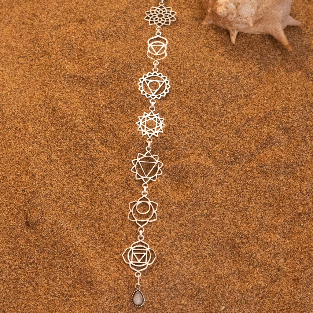 colgante chakras moonstone sobre arena