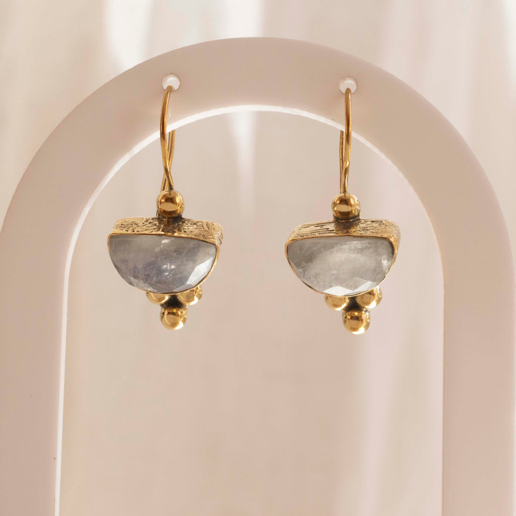 pendientes afrodita piedra lunar fondo blanco