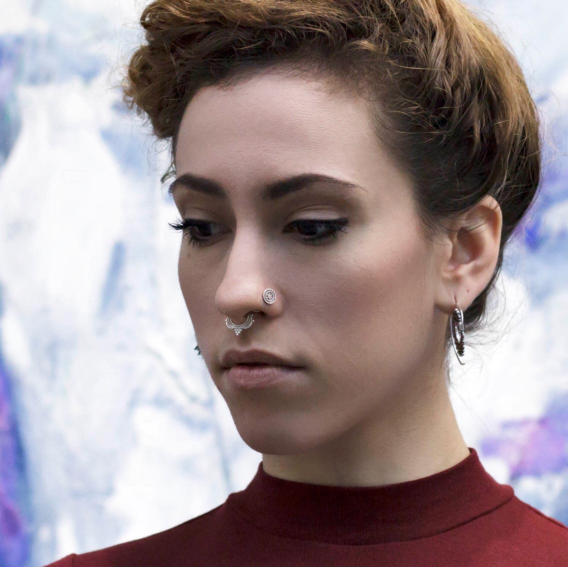modelo con nostril piercing noa