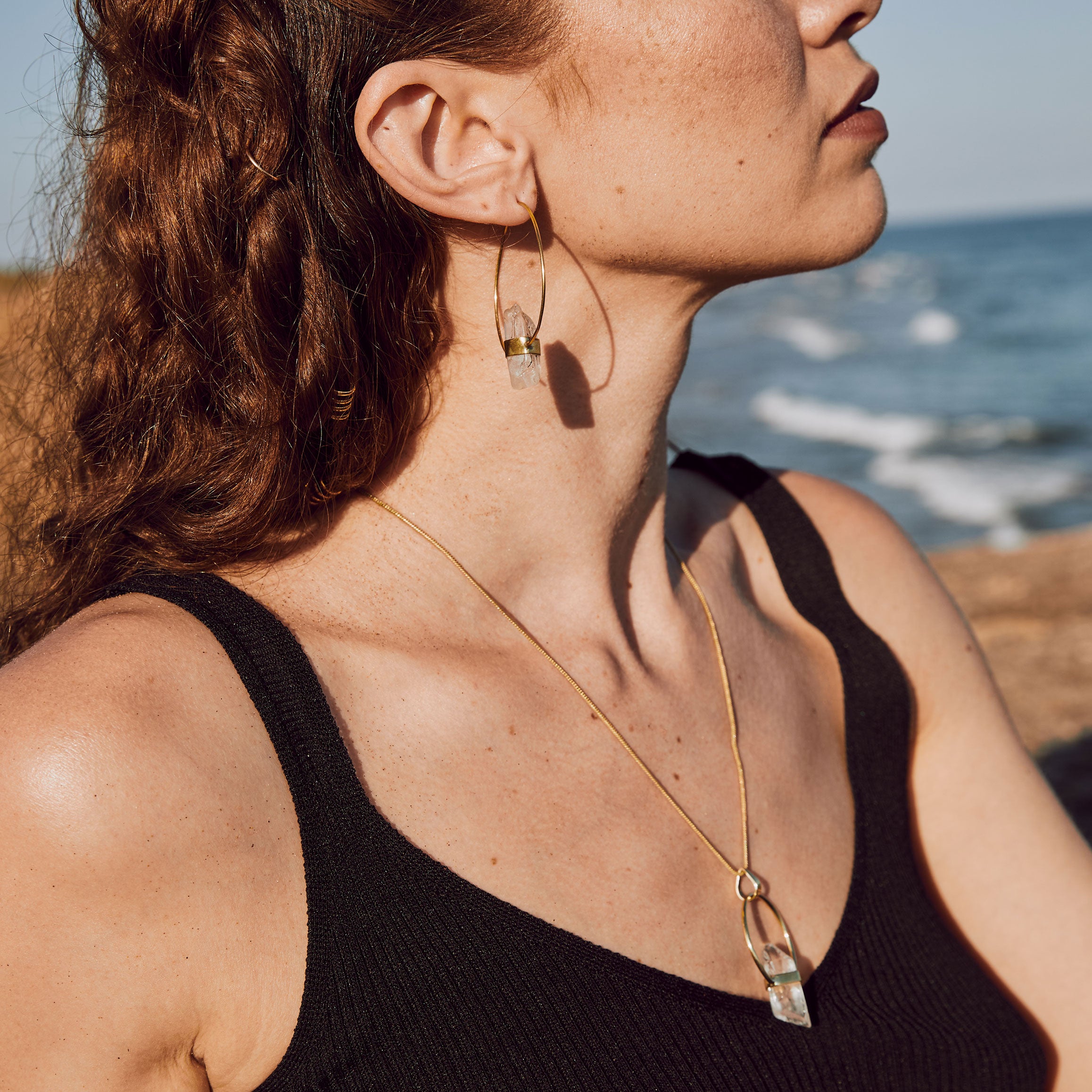 modelo con colgante cuarzo dorado y pendientes aro cuarzo