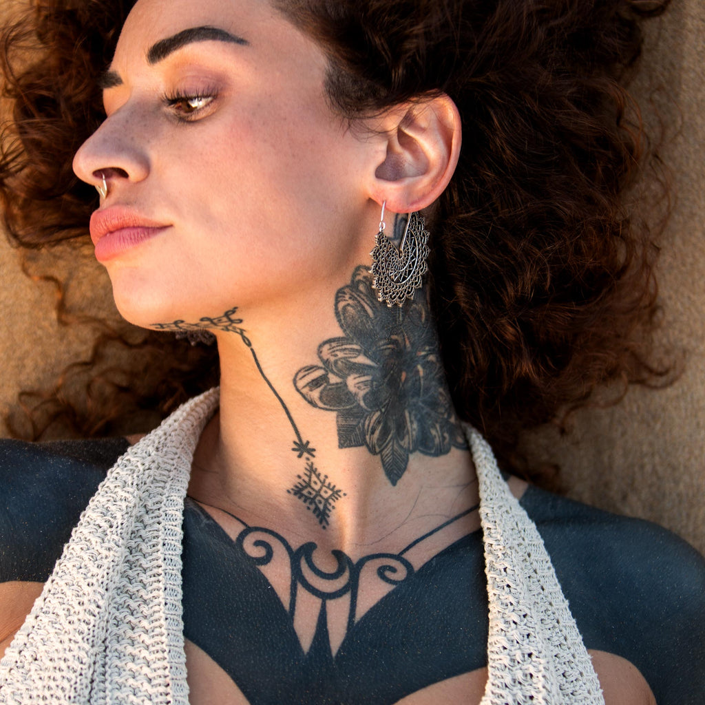 modelo con pendientes aro Mandala plata