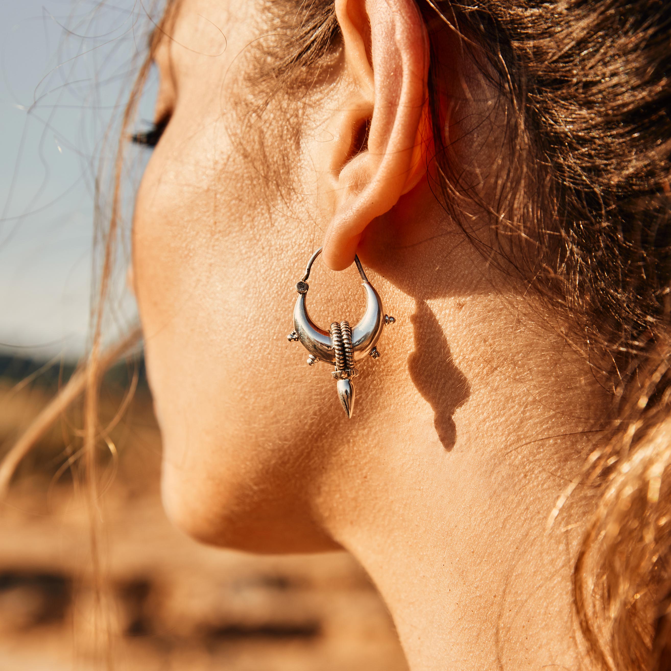 modelo con pendientes spike plata