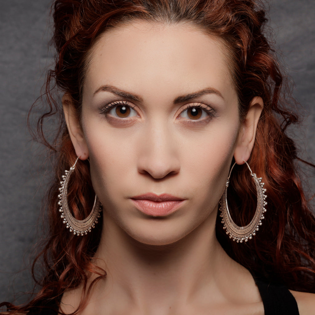 modelo con pendientes de aro Afghan plata