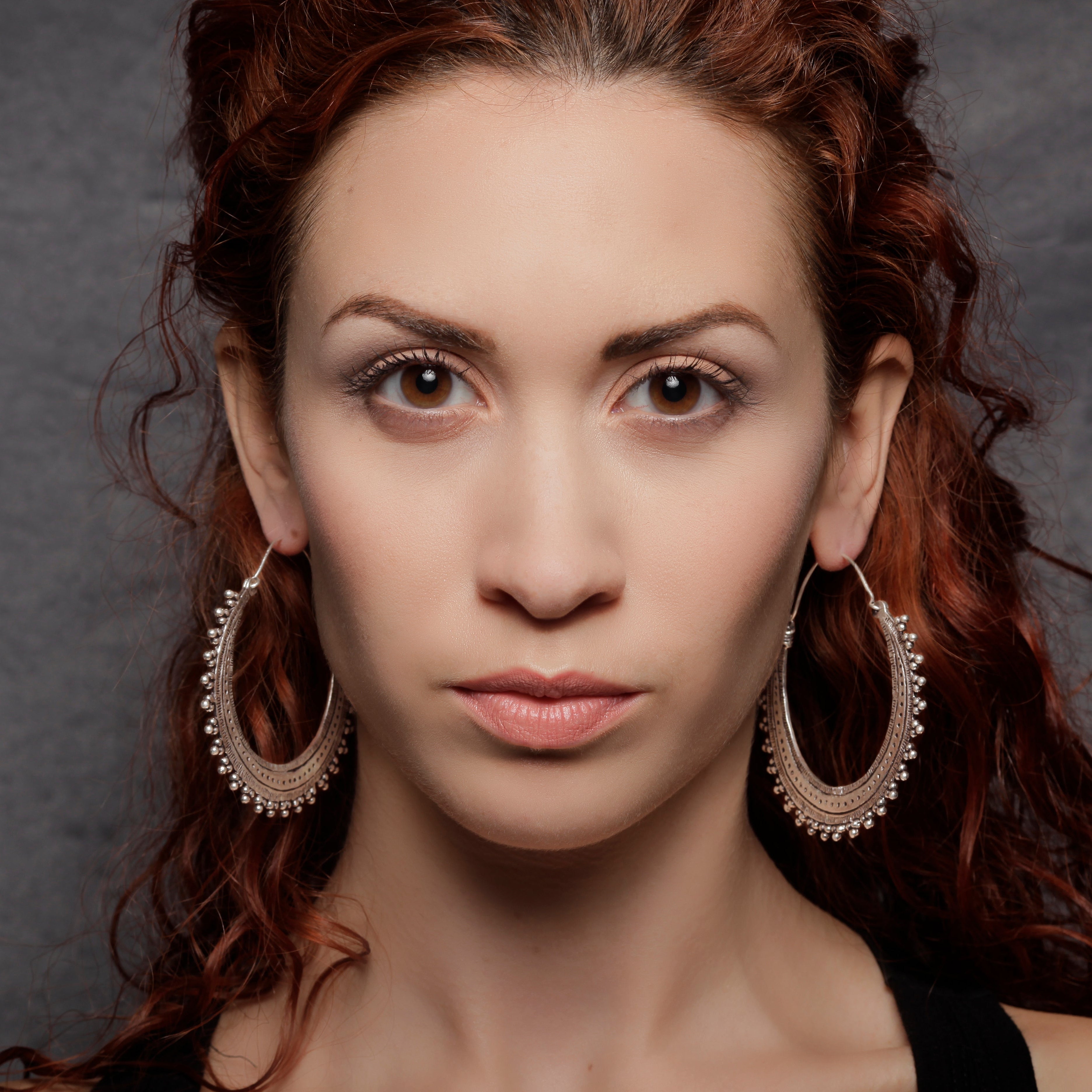 modelo con pendientes de aro Afghan plata