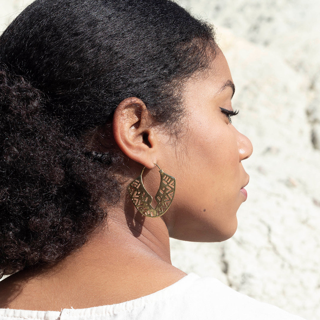 modelo con pendientes Agatha  dorado