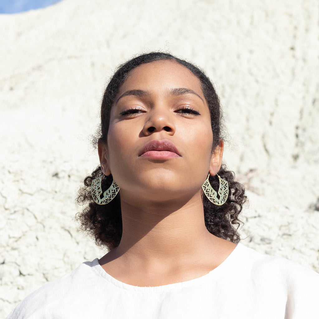 modelo con pendientes Agatha  plata 