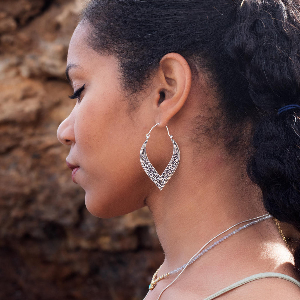 modelo con pendientes de aro plateados Anja