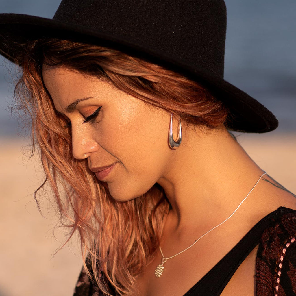modelo con pendientes Essence