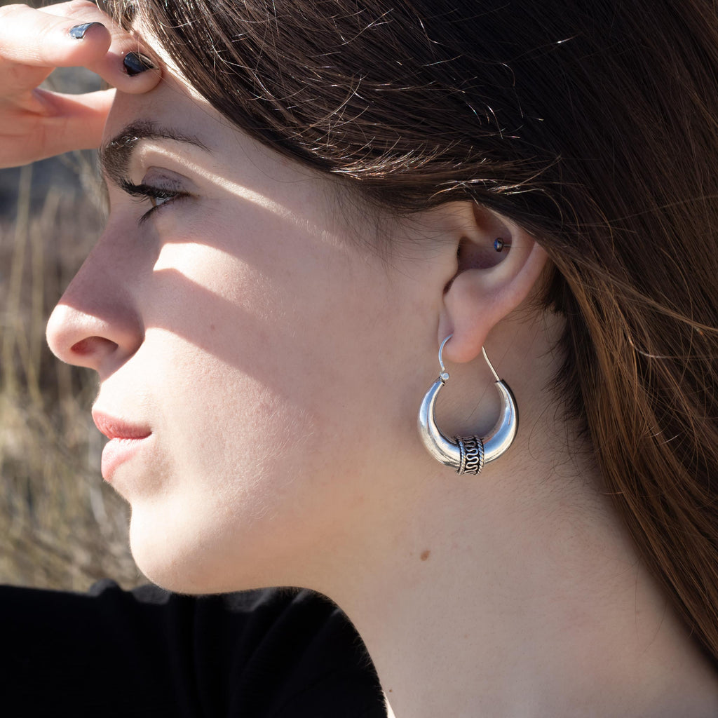 modelo con pendientes Naia aro plata